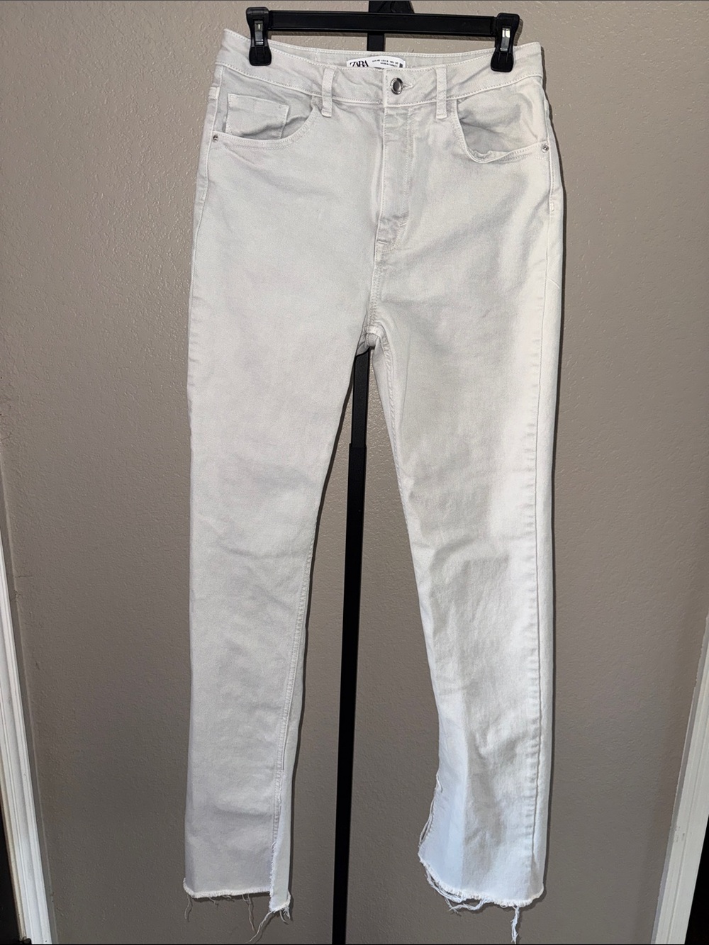 Zara High-Rise Light Wash Jeans with Ankle Cuts size 8